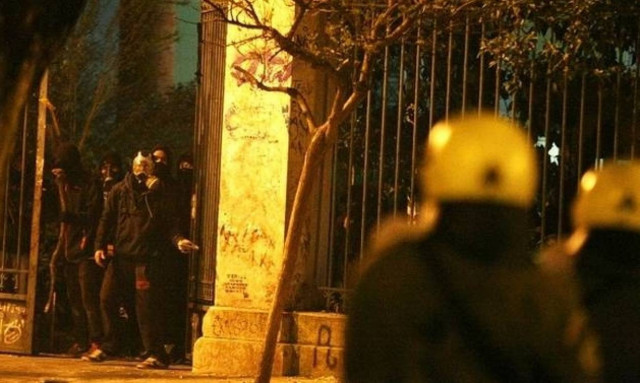 Επεισόδια έξω από το Πολυτεχνείο - Τρεις προσαγωγές