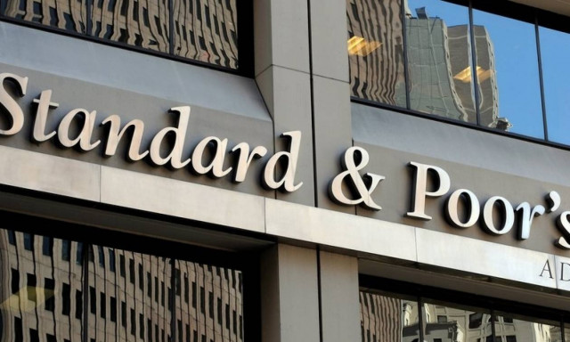 S&P: Αναβάθμισε την προοπτική του αξιόχρεου της Ελλάδας