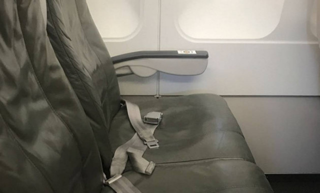 Viral η φωτογραφία με τον χειρότερο συνεπιβάτη που μπορεί να έχει κανείς στο αεροπλάνο (pics)