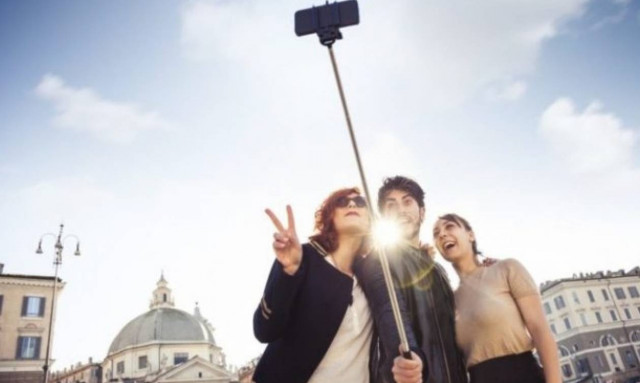 Στο Μιλάνο απαγορεύθηκε η χρήση των selfie sticks