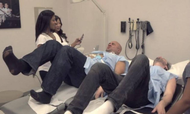 Βίντεο: Δύο άνδρες τόλμησαν να δοκιμάσουν τους πόνους της γέννας… και το πλήρωσαν ακριβά (vid)