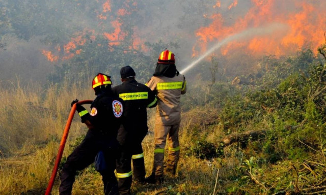 Υπό μερικό έλεγχο η φωτιά στο Ηράκλειο