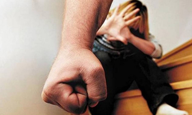 Σοκ στη Σκιάθο: Ξυλοκόπησε τη γυναίκα του στη μέση του δρόμου