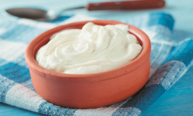 Απίστευτο: Δείτε τι θα συμβεί αν ρίξετε γιαούρτι στη λεκάνη της τουαλέτας!