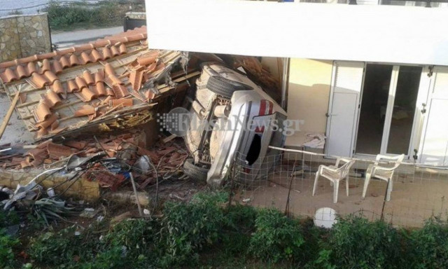 Απίστευτο τροχαίο στα Χανιά: Βουτιά στον αέρα και «προσγείωση» αυτοκινήτου σε σπίτι (pics)