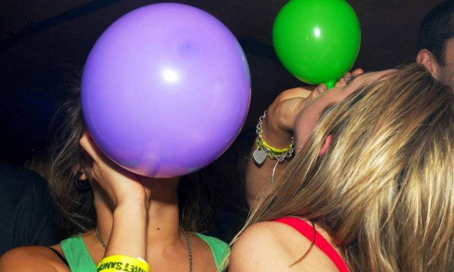 Συναγερμός στη Ρόδο με «αέριο γέλιου» - Σύλληψη δυο επιχειρηματιών που το διοχέτευαν σε μπαλόνια