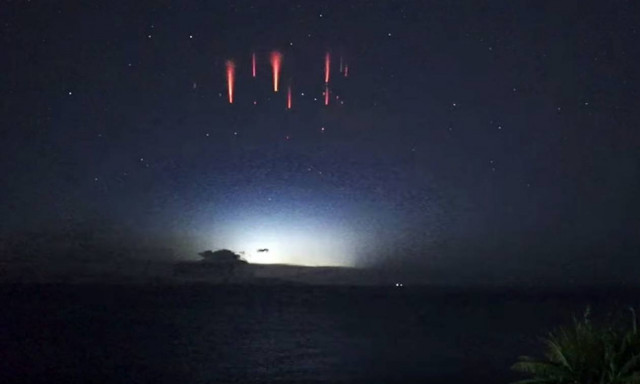 Απίστευτο: Κατέγραψε με κάμερα «ανάποδες αστραπές» (vid)