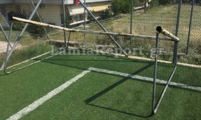 Λαμία: Σοβαρά τραυματισμένος ο 12χρονος που καταπλακώθηκε από τέρμα (photos)