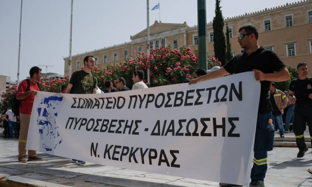 Συγκέντρωση διαμαρτυρίας συμβασιούχων πυροσβεστών έξω από τη Βουλή (pics)