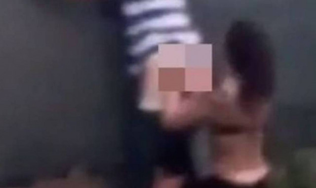 «Αχόρταγη»: Δεν σταμάτησε να του κάνει στοματικό σεξ στο δρόμο ακόμη και μπροστά στους αστυνομικούς!