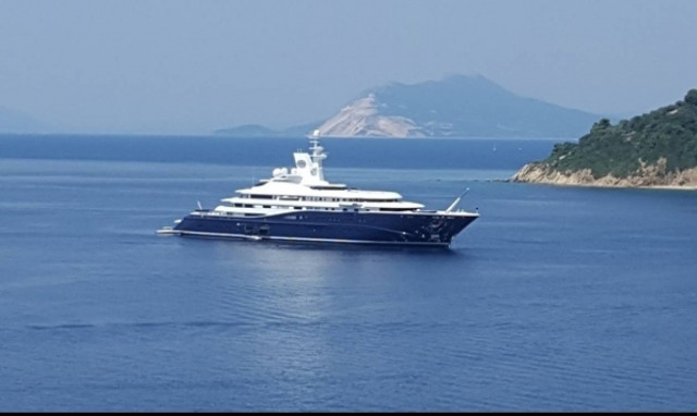 Στη Σκιάθο με την επιβλητική θαλαμηγό του ο σεΐχης του Κατάρ (video)