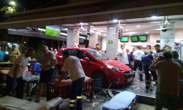 Απίστευτο περιστατικό με τραυματίες στη Θεσσαλονίκη: Όχημα «μπούκαρε» σε καφετέρια! (pics+vid)