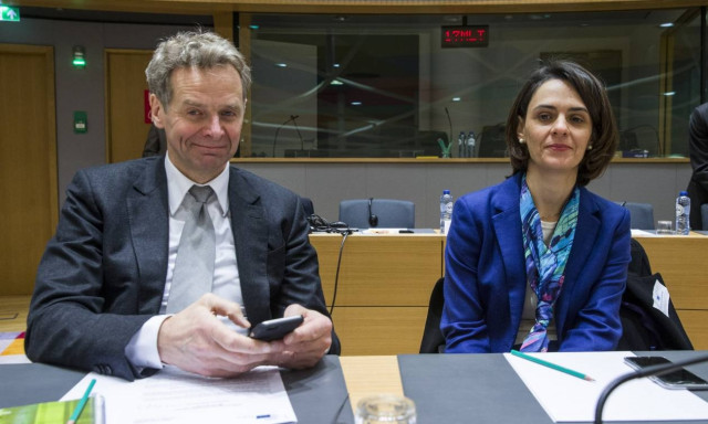 ΔΝΤ και Βελκουλέσκου καλούν Τσίπρα: Κόψε συντάξεις, αύξησε φόρους