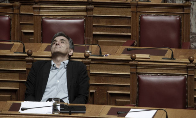 Έξοδος στις αγορές: «Ψυχρολουσία» για την κυβέρνηση από το υψηλό επιτόκιο και τις χαμηλές προσφορές