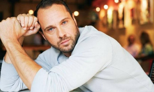 Καυτό! Ο Μπεγνής γυμνός στο κρεβάτι με γνωστή ηθοποιό