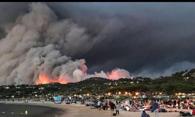 «Πύρινη κόλαση» στη Γαλλία: Φεύγουν άρον άρον χιλιάδες τουρίστες (pics+vid)