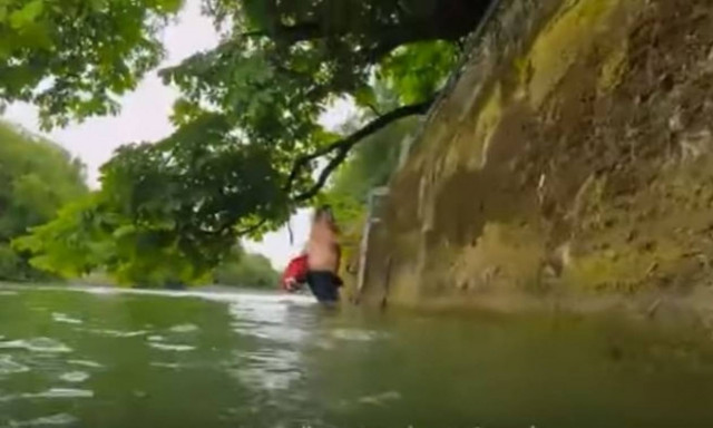 Απίστευτο: Κολυμπάει κάθε μέρα 2 χλμ. για να πάει στη δουλειά του! (vid)