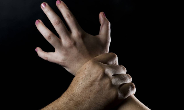 Σοκ στην Πάτρα: Την άφησε αναίσθητη από το πολύ ξύλο στη μέση του δρόμου