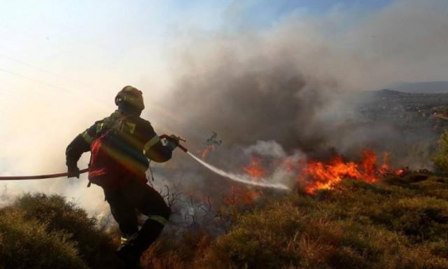 Φωτιά από κεραυνό στον Άγιο Νικόλαο Χαλκιδικής