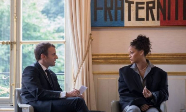 Casual ντύσιμο για τη Ριάνα, στη συνάντηση με τον Γάλλο Πρόεδρο!(pics)