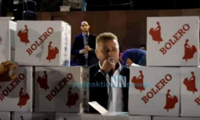 Απίστευτες εικόνες: «Έχτισαν» τον τραγουδιστή με σαμπάνιες σε πανηγύρι στη Ναυπακτία! (vid)