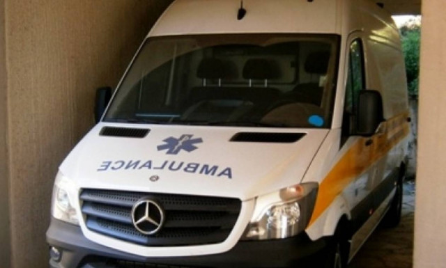 Αγωνία για το αγοράκι που τραυματίστηκε όταν έπεσε από τους ώμους του πατέρα του