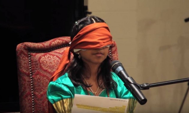 Ανεξήγητο: Αυτό το υπερφυσικό κορίτσι διαβάζει με κλειστά μάτια… κυριολεκτικά (Vid)