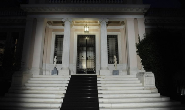 Μαξίμου για Μητσοτάκη: «Μπορούμε να του προτείνουμε και αστυνομικά μυθιστορήματα για την παραλία»