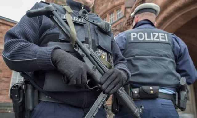 Βρήκε χαρτοφύλακα με 22 ράβδους χρυσού και μετρητά και τον παρέδωσε στην αστυνομία