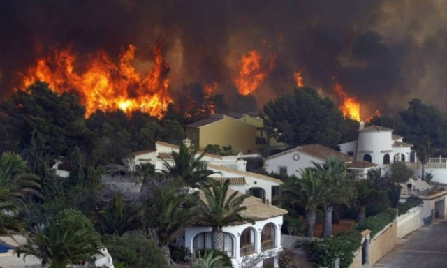 Πύρινος εφιάλτης και στην Ισπανία - 300 άνθρωποι εγκατέλειψαν τα σπίτια τους