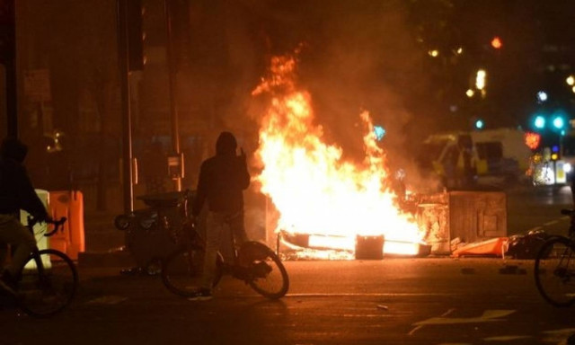 Λονδίνο: Βίαια επεισόδια σε συγκέντρωση για το θάνατο νεαρού ενώ βρισκόταν υπό κράτηση (pics+vid)