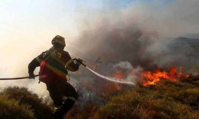 Υπό έλεγχο η μεγάλη φωτιά στην Αγία Άννα