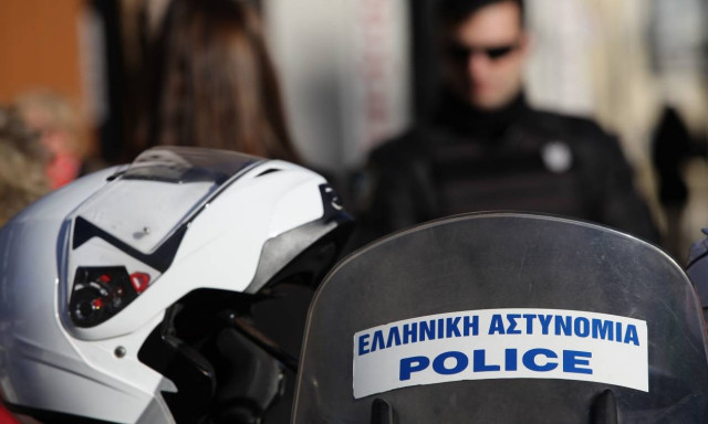 Φρίκη στο Ηράκλειο: Βγήκε από το σπίτι της και είδε έναν άντρα νεκρό στο πεζοδρόμιο