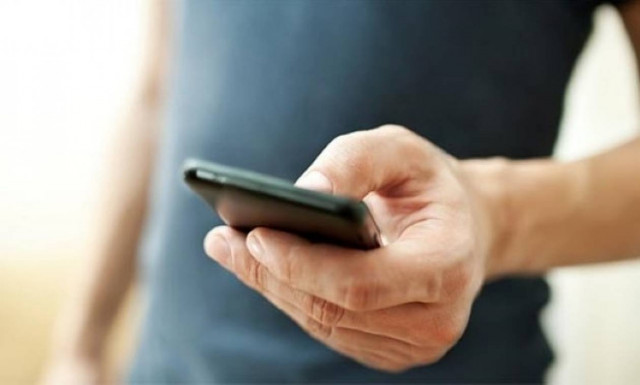 Πρόστιμα σε όσους διασχίζουν διαβάσεις χαζεύοντας το κινητό