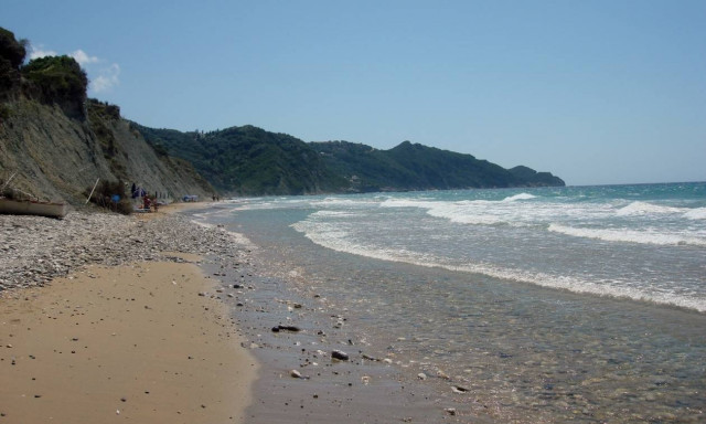 Κέρκυρα: Πήγαν στην παραλία του Αρίλλα και φεύγοντας άφησαν ένα έργο τέχνης! (pics)