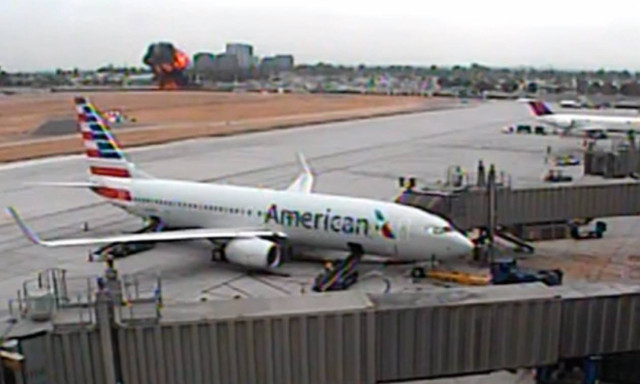 Συγκλονιστικό βίντεο από τη συντριβή αεροπλάνου σε αυτοκινητόδρομο στην Καλιφόρνια (vid)