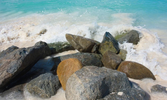 Χαλκιδική: Αγωνία για νεαρή κοπέλα που έπεσε σε βράχια με το κεφάλι