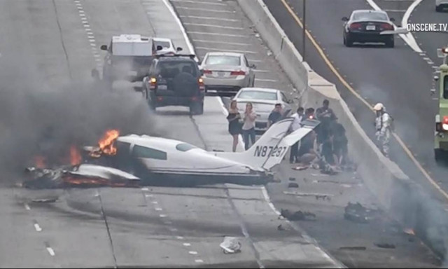Συγκλονιστικό βίντεο: Καρέ-καρέ η συντριβή αεροπλάνου σε αυτοκινητόδρομο στην Καλιφόρνια