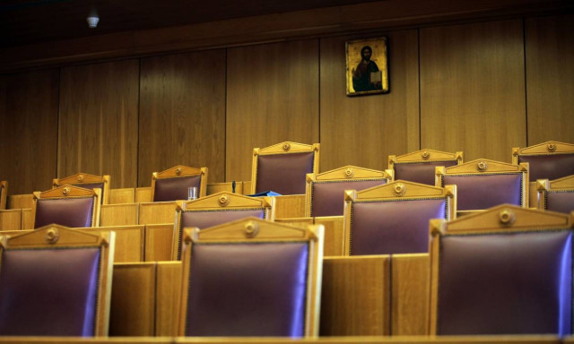 «Καταπέλτης» το ΣτΕ: Στον αέρα τα επαγγελματικά δικαιώματα των αποφοίτων ΑΕΙ