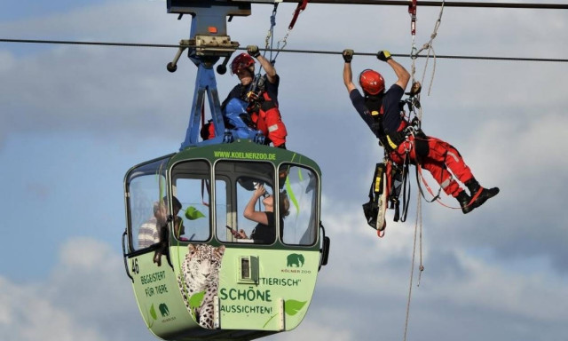 Τρόμος στον «αέρα» για 100 επιβάτες τελεφερίκ στην Κολωνία (photos & vid)