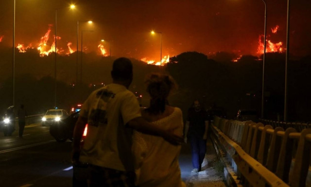 Φωτιά στα Καλύβια: Εικόνες ΣΟΚ - Έτσι έζησαν οι κάτοικοι τον πύρινο εφιάλτη