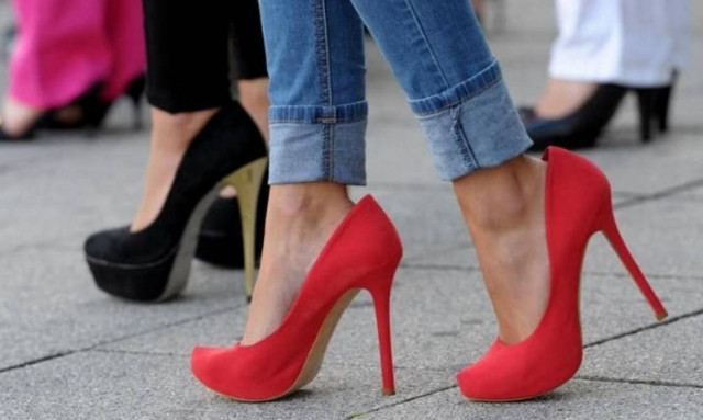 Οι επιστήμονες προειδοποιούν: Μην υποχρεώνετε τις γυναίκες να φοράνε τακούνια στη δουλειά