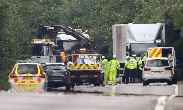 Οικογενειακή τραγωδία: Μητέρα και δίδυμα σκοτώθηκαν ενώ ο σύζυγος έβλεπε από το μπροστινό αμάξι