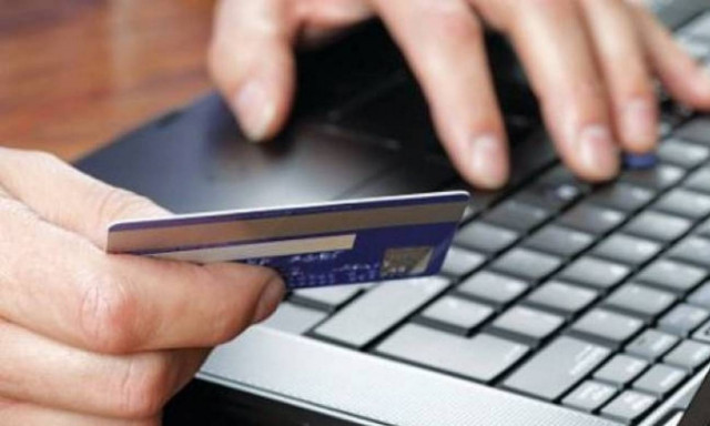 «Γονατίζουν» οι Έλληνες: Πληρώνουμε φόρους φορτώνοντας κάρτες με νέα «φέσια»