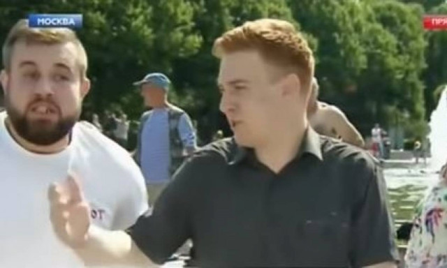 Απίστευτο περιστατικό: Έδειρε δημοσιογράφο σε... ζωντανή μετάδοση! (vid)