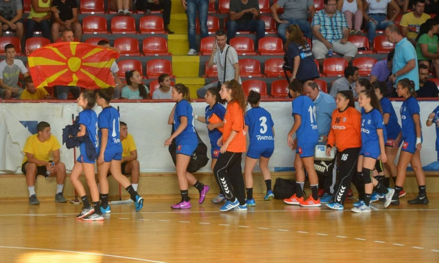 Ελληνική ψυχή: «Σφαλιάρα» της Εθνικής στους προκλητικούς Σκοπιανούς – Αποχώρησε από τον αγώνα