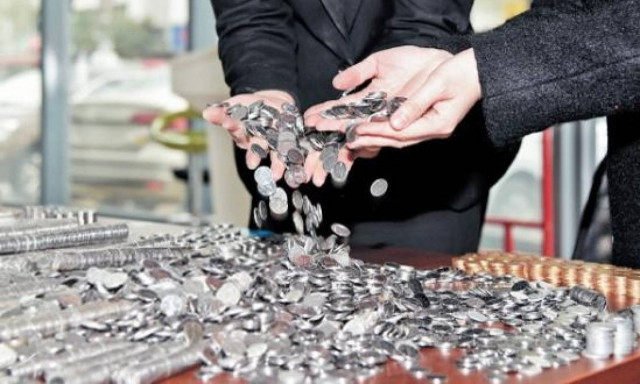 Η πρόκληση του «κουβά με τα κέρματα» που διχάζει την Κίνα