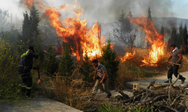 Κόλαση φωτιάς στα Κύθηρα: Εκκενώνεται η Μονή της Παναγίας Μυρτιδιώτισσας