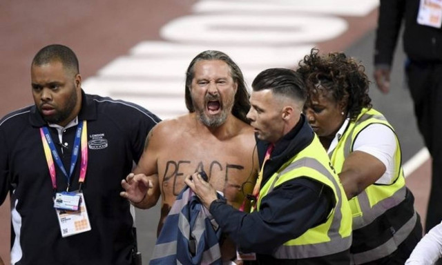 Παγκόσμιο πρωτάθλημα στίβου: Μπήκε γυμνός στο στάδιο και άρχισε να τρέχει πριν τον τελικό! (vid)