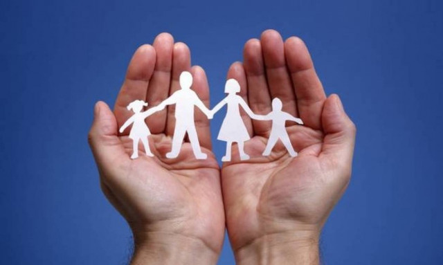 Απόλυτη ισοπέδωση: Ο ΣΥΡΙΖΑ απαιτεί τεκνοθεσίες από ομόφυλα ζευγάρια